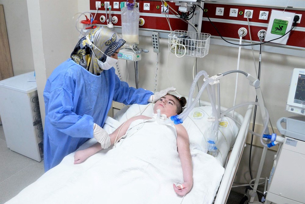 Yoğun bakım kapısında 10 yıldır çocuğunu bekliyor: Beni hissediyor, mutlu oluyor - 2