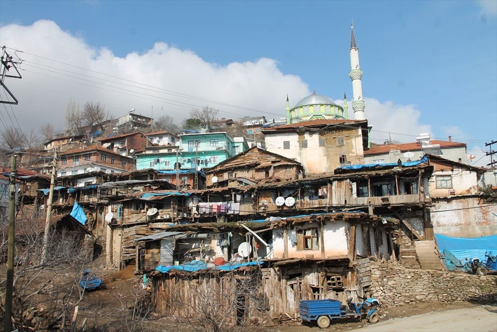 İç içe 35 ev! Burası Nepal değil Manisa - 1