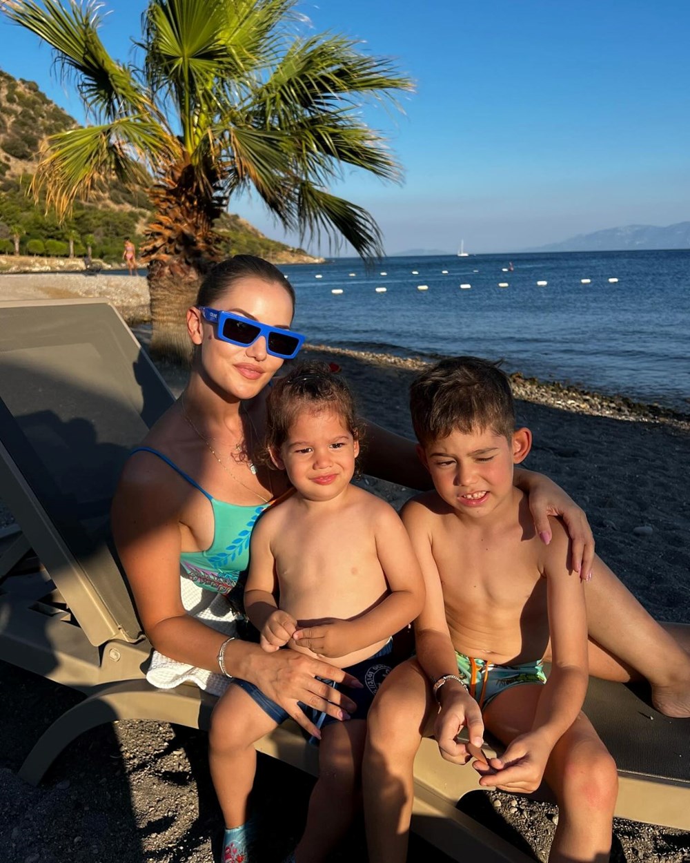 Fahriye Evcen'den oğulları Karan ve Kerem ile tatil pozu