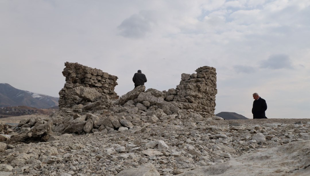 Pertek Kalesindeki sular çekildi: Askeri nizamiye gün yüzüne çıktı