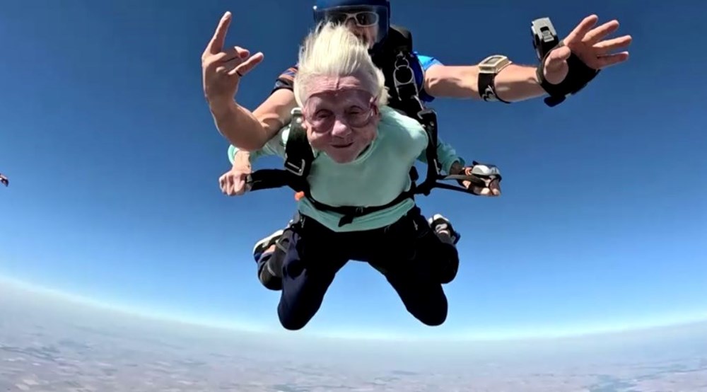 104 yaşındaki kadın skydive (hava dalışı) yapan en yaşlı kişi oldu - 1