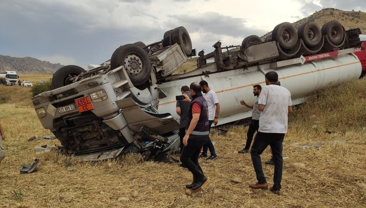 Şırnak'ta petrol yüklü tanker devrildi: 2 yaralı