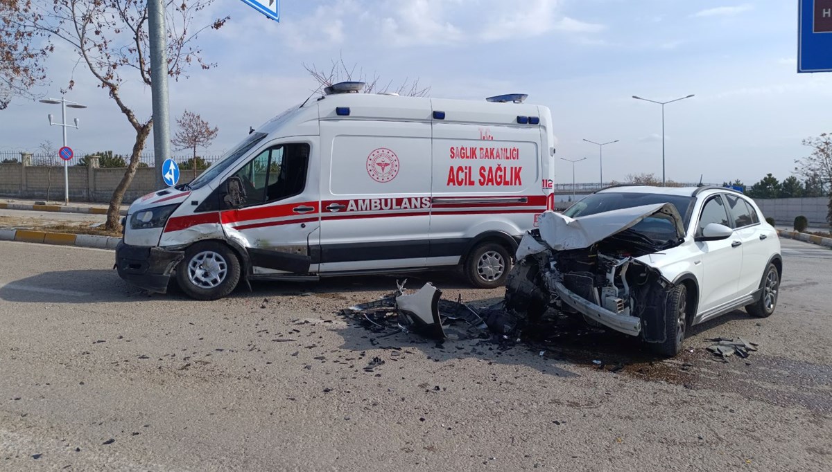 Ambulans ile otomobil çarpıştı: 2 yaralı