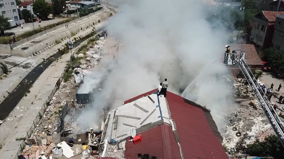 İstanbul'da hurdalık yangınına tehlikeli merak - 1