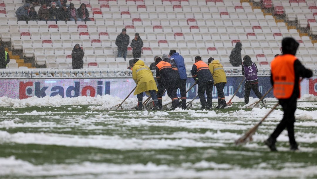 Sivas'ta kar fırtınası: Süper Lig maçı gecikmeli başladı