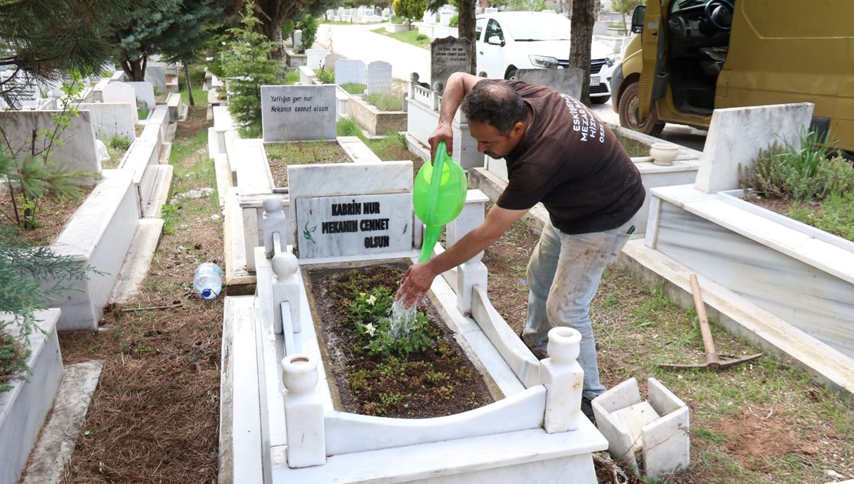 300 mezara gözü gibi bakıyor: Avrupa'dan müşterileri var