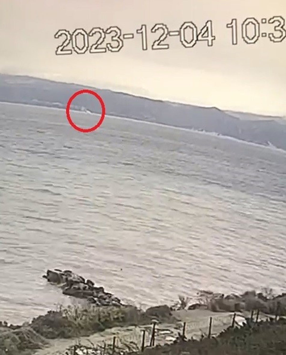 Denizden duman yükseldiğini gösteren anlar, bir iş yerinin güvenlik kamerası tarafından kaydedildi Denizden duman yükseldiğini gösteren anlar, bir iş yerinin güvenlik kamerası tarafından kaydedildi