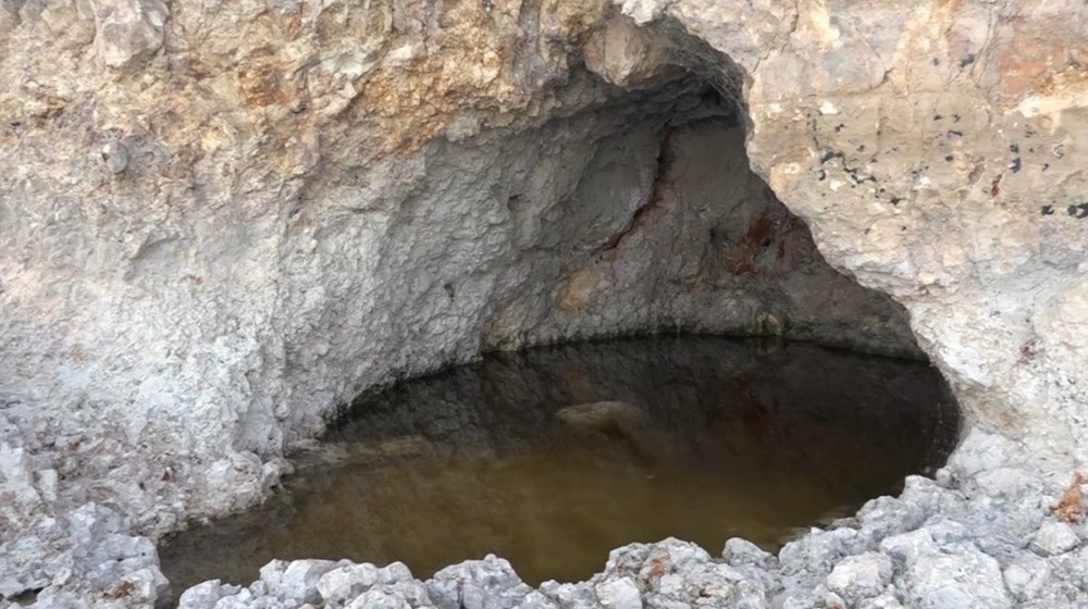 Van Gölü’nde sular çekildi, kaya mezarları ortaya çıktı - 3