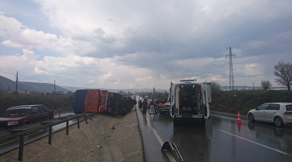 Eskişehir'de otomobil ile TIR çarpıştı: 2 ölü, 3 yaralı - 1