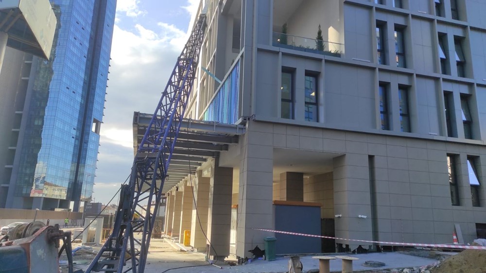 İstanbul'da rezidans inşaatında vinç devrildi - 3