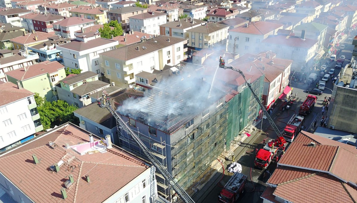 SON DAKİKA: Ataşehir'de çatı yangını