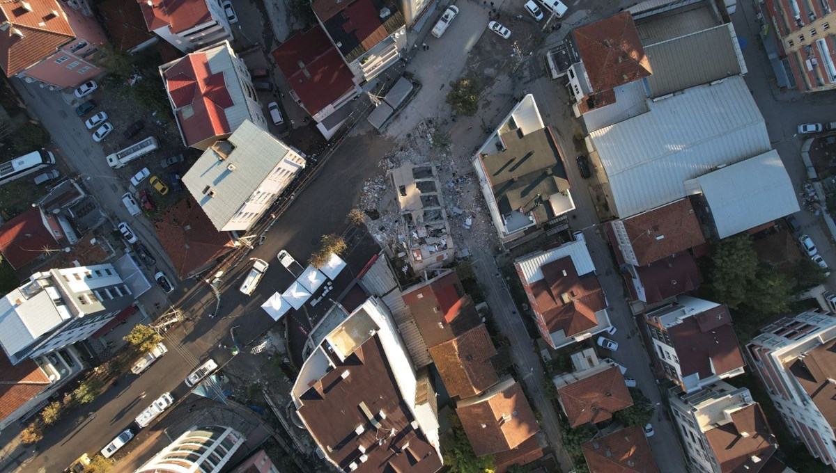 Çöken binanın enkazı kaldırılacak