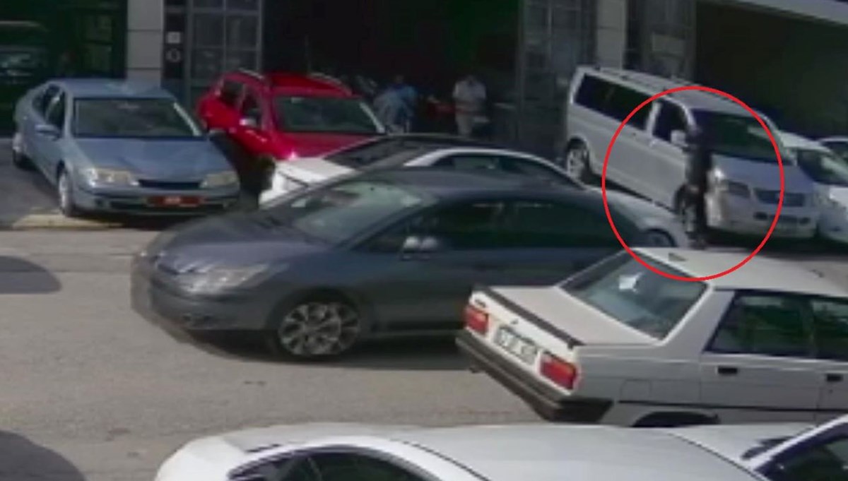 Plakasız araçla geldi, motosiklet kaskı takıp galericiye kurşun yağdırdı Plakasız araçla geldi, motosiklet kaskı takıp galericiye kurşun yağdırdı