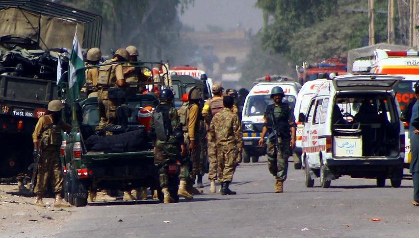 Pakistan'da askeri okul otobüsü vuruldu