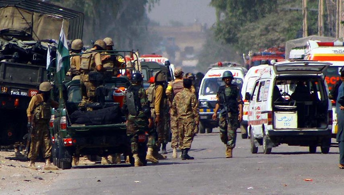 Pakistan'da askeri okul otobüsü vuruldu Pakistan'da askeri okul otobüsü vuruldu