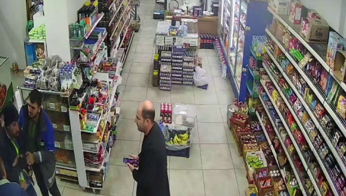 Nefessiz kalıp ''Sırtıma vurun'' dedi! Heimlich manevrası ile hayata tutundu Nefessiz kalıp ''Sırtıma vurun'' dedi! Heimlich manevrası ile hayata tutundu