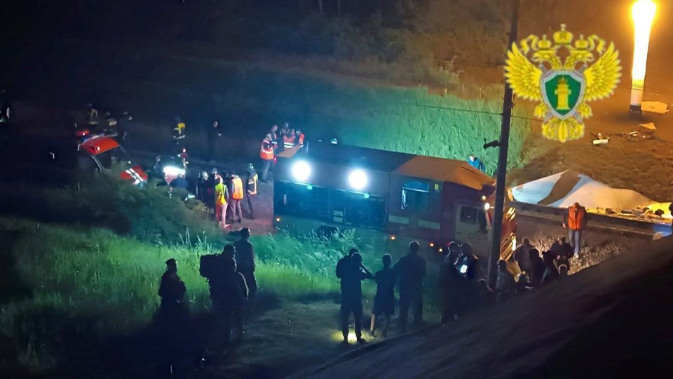 Rusya'da köprü çöktü, tren raydan çıktı: Yedi kişi öldü - 1
