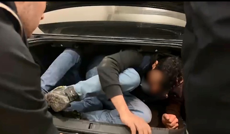 Otomobilin bagajından kaçak göçmen çıktı - 1