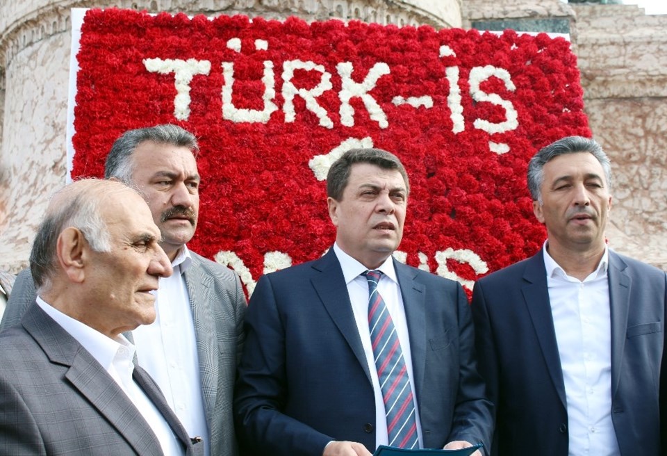 Türk-İş, Taksim Cumhuriyet Anıtı'na çelenk bıraktı - 2