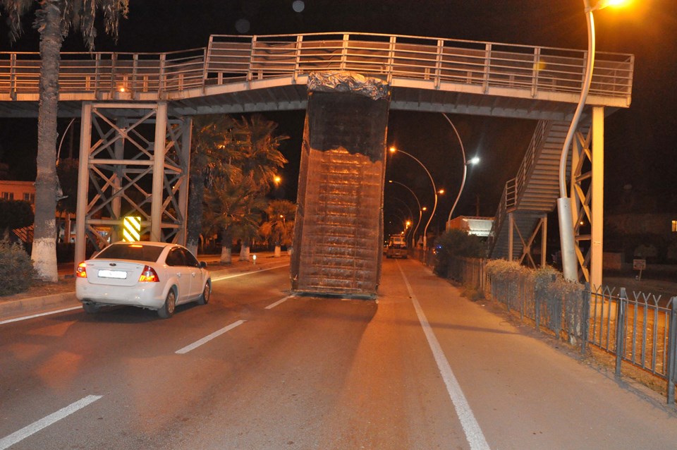 Mersin'de damperi açık kalan kamyon köprüye çarptı - 1