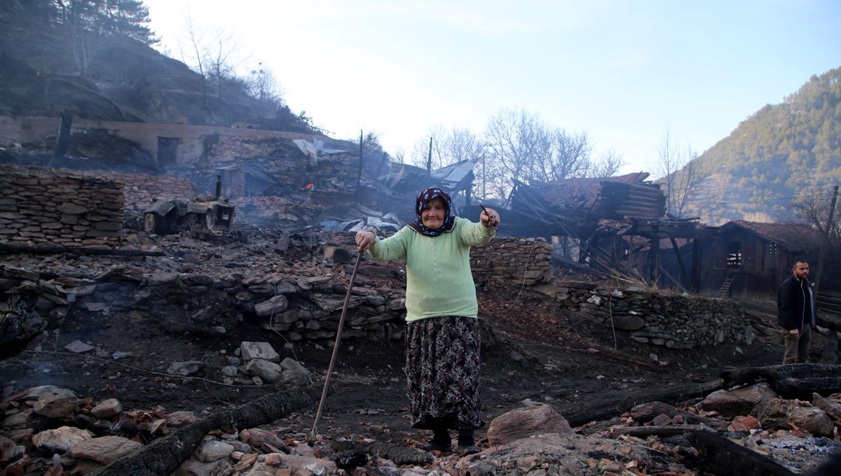 Alevler 90 yaşındaki kadının hem evini hem anılarını aldı
