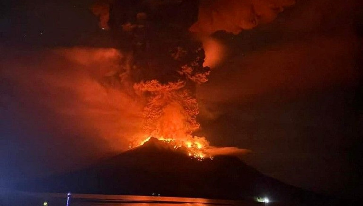 Endonezya’da Ruang Yanardağı patladı