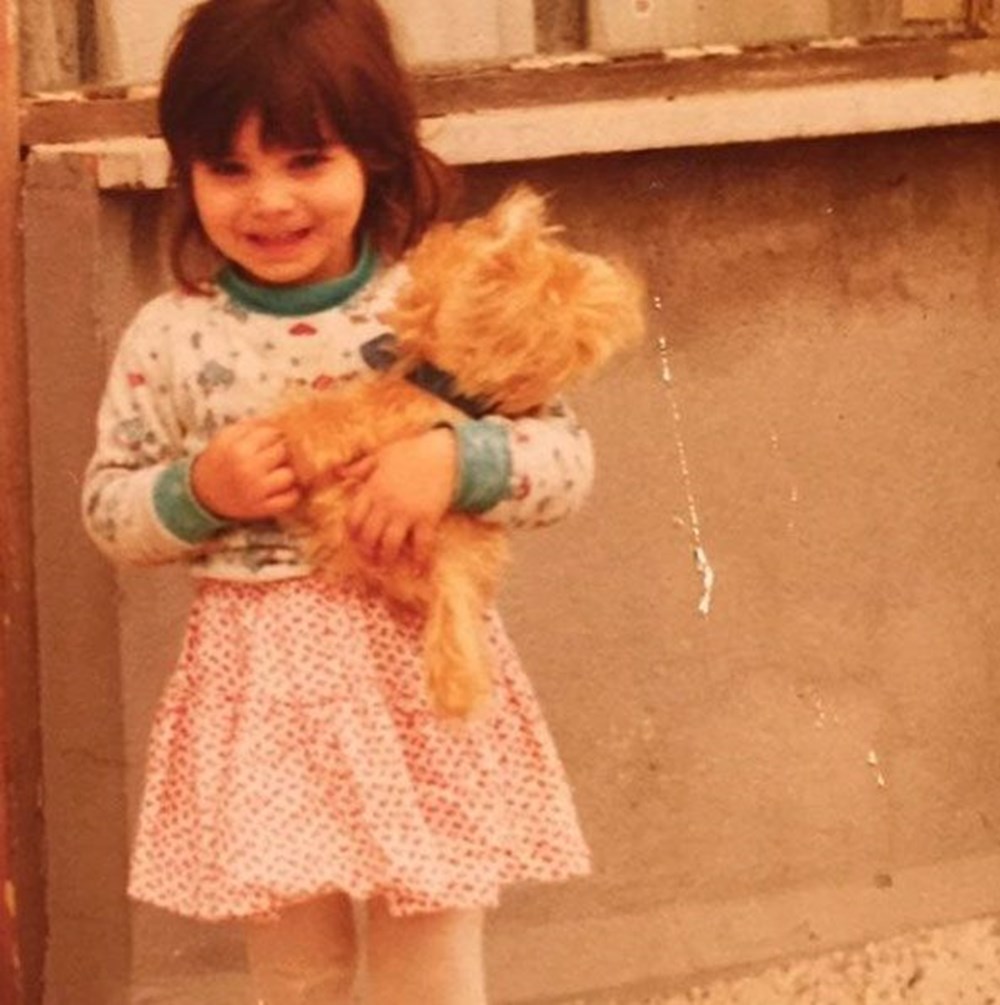 Su Burcu Yazgı Coşkun'dan nostaljik kare (Ünlülerin çocukluk ve gençlik halleri) - 569