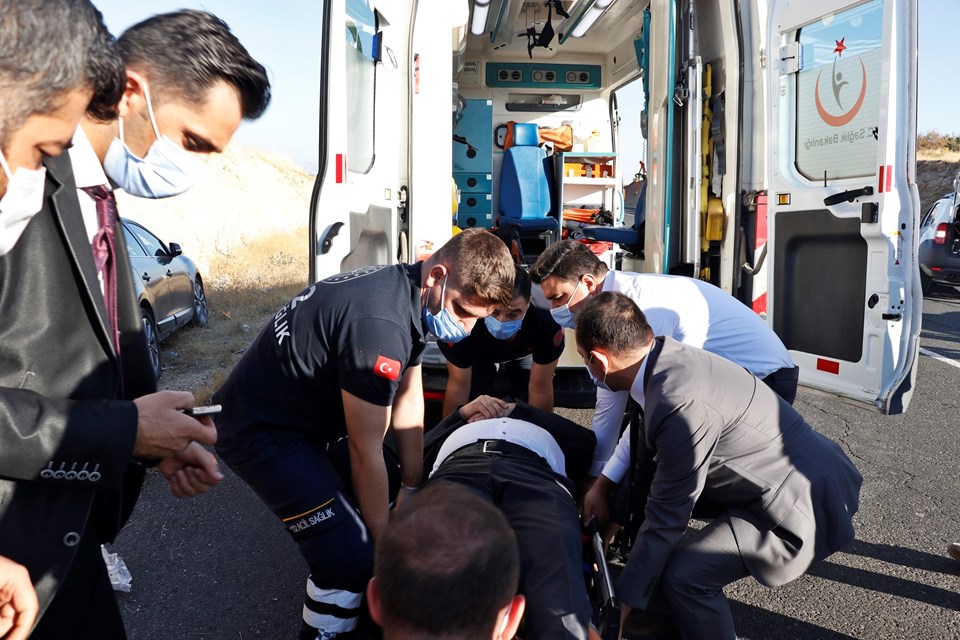 Bakan Karaismailoğlu'nun konvoyunda kaza: 2 yaralı - 1