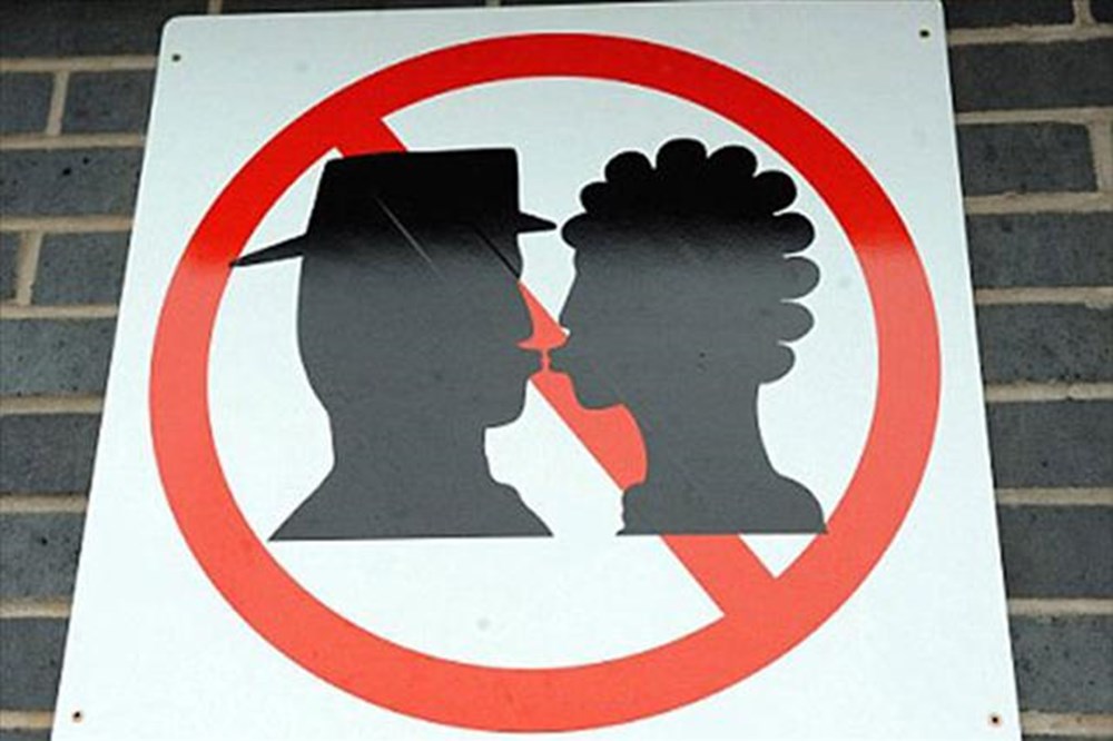 Проявить запретить. Необычные запрещающие знаки. Запрет на поцелуи. Объятия запрещены. Знак запрет поцелуев.