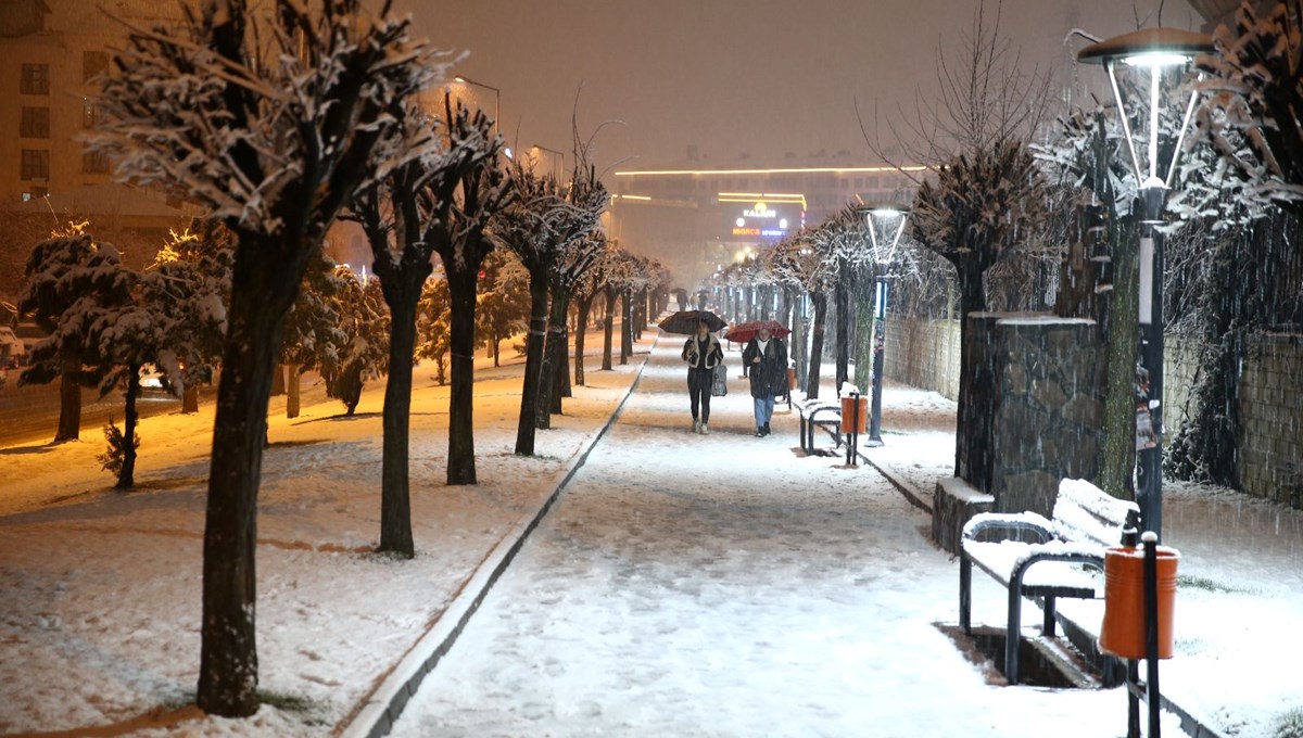 Bingöl'de kar yağışı etkili oldu Bingöl'de kar yağışı etkili oldu