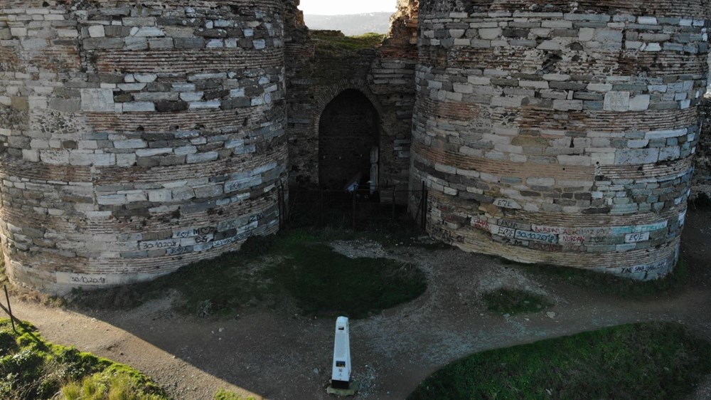 UNESCO listesindeki tarihi Yoros Kalesi harabeye döndü - 4