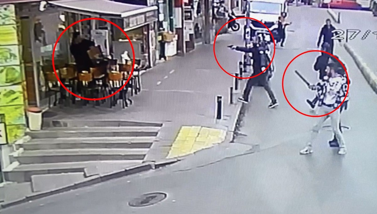 Silahlı ve döner bıçaklı saldırganlara sandalyeyle direndi