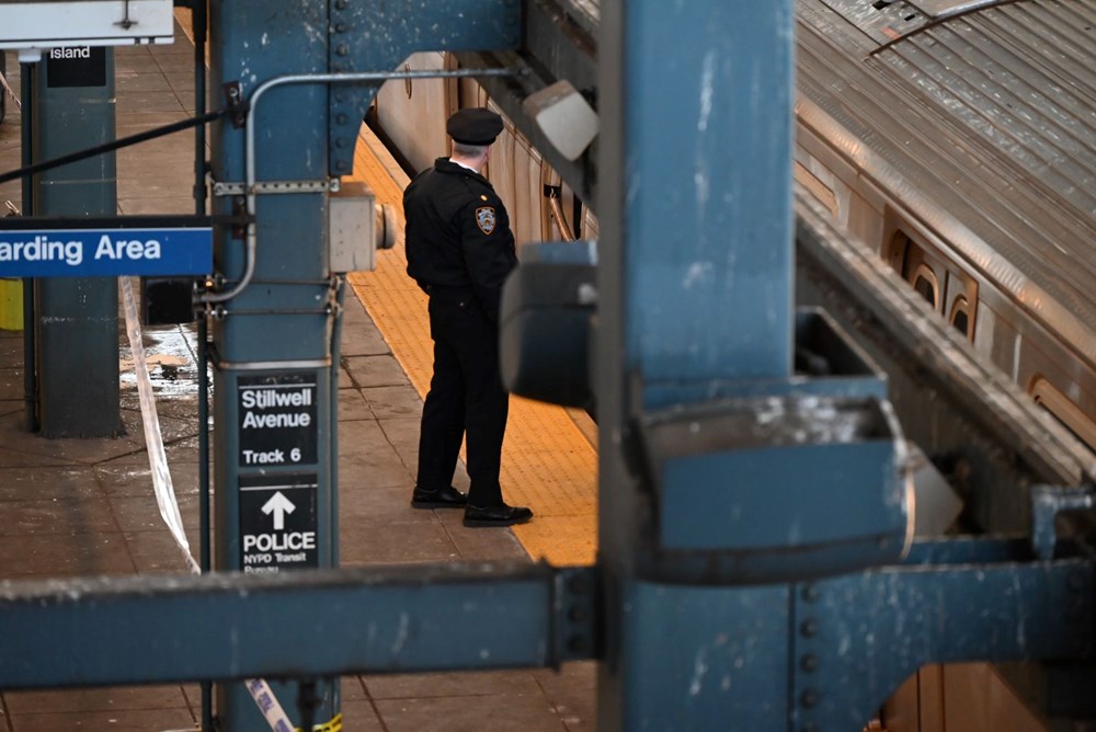New York metrosunda korkunç olay: Vagonda uyuyan kadını ateşe verdi - 1