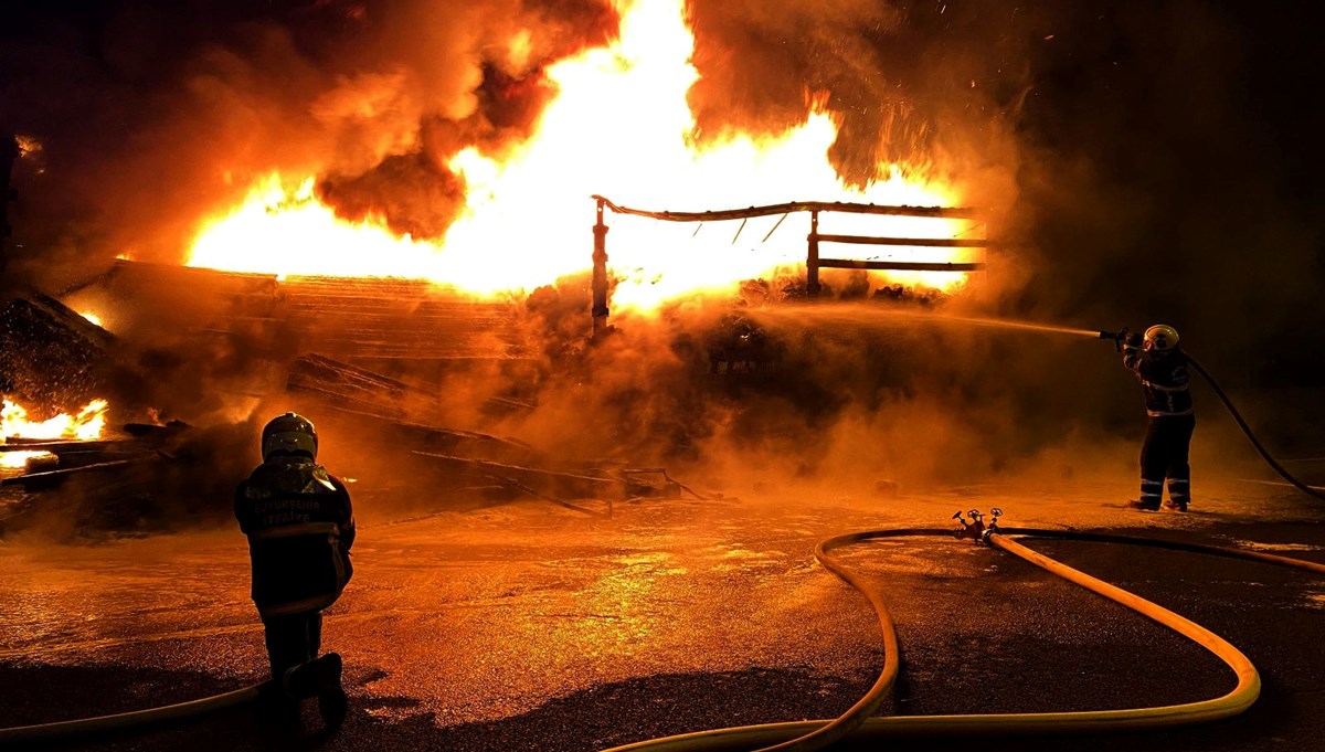 TIR, yanarak demir yığınına döndü