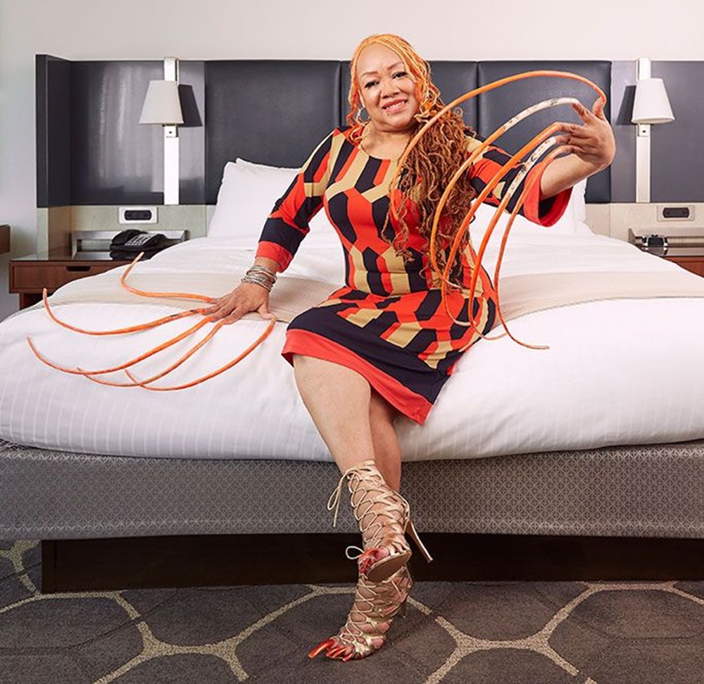 7 meters 33 centimeters: The person with the longest nails in the world cut their nails after 30 years - 9