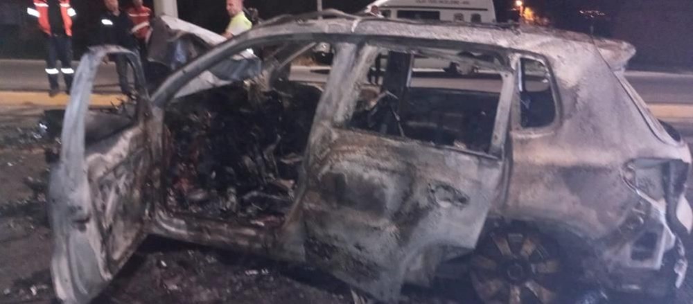 Tramvay yolundaki direğe çarpan otomobil alev topuna döndü - 3
