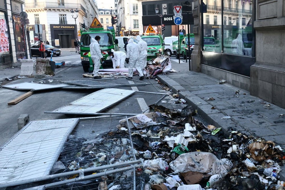 Paris sokaklarında binlerce ton çöp birikti: İşçiler grevi uzattı - 10