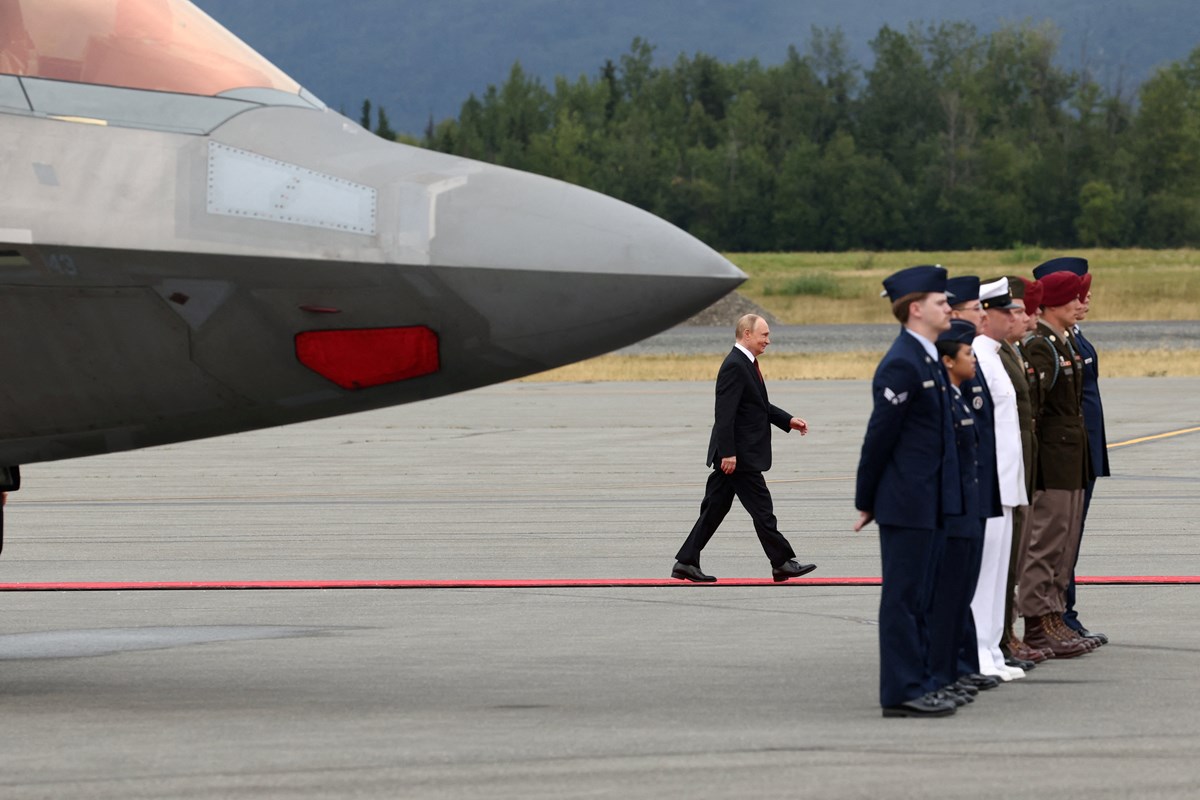 Rus lider savaş uçaklarının selamlama uçuşu ve askeri üsse serilen kırmızı halı ile karşılandı.