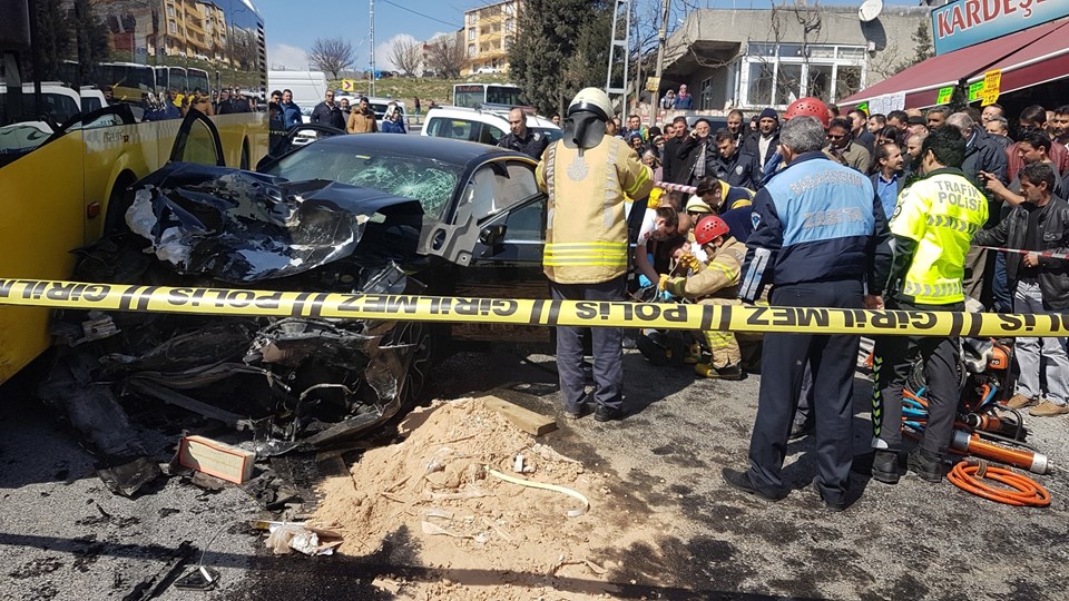 Başakşehir'de İETT otobüsü ile otomobil çarpıştı: 1 ölü, 8 yaralı - 3