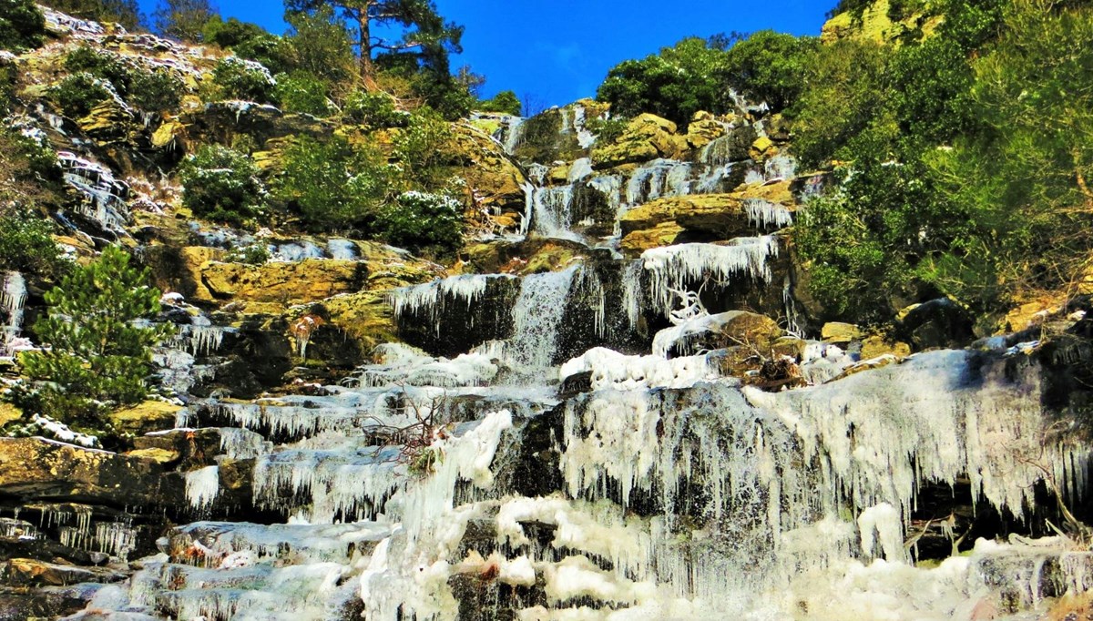 Kazdağları’nda şelaleler soğuktan buz tuttu