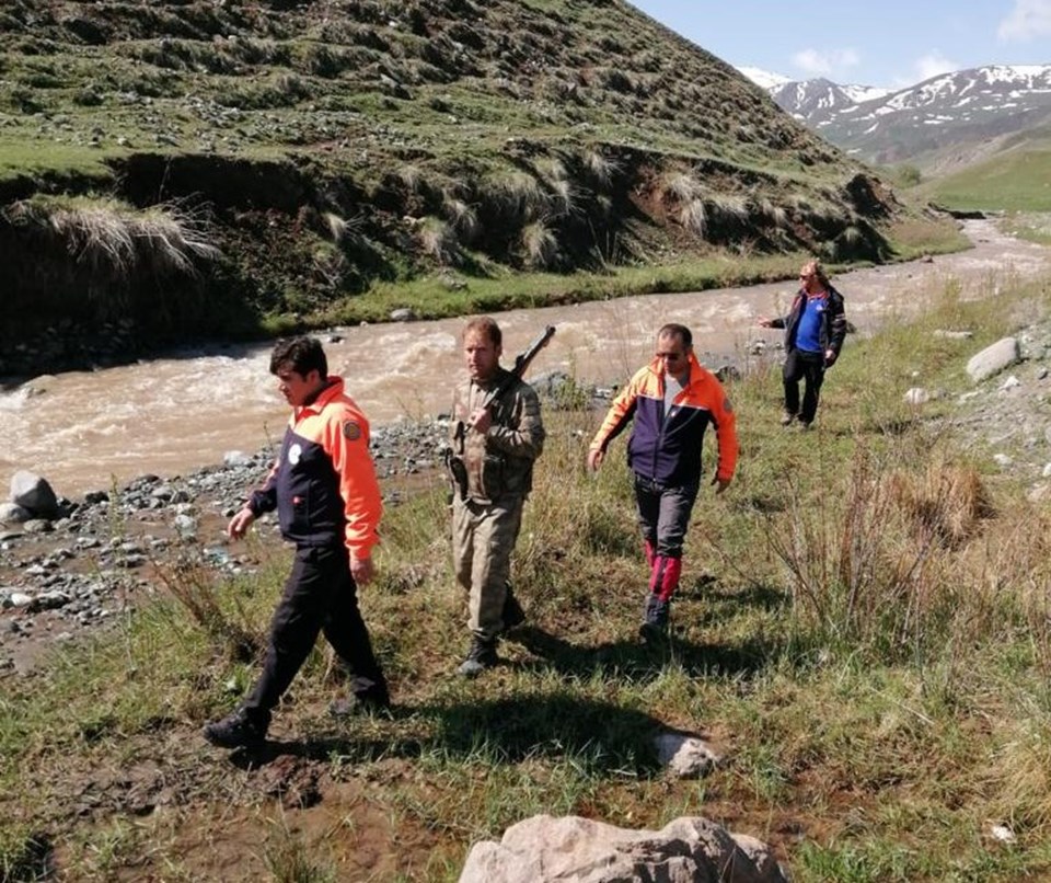 Kars'ta kaybolan 3 yaşındaki Nurcan'ın dere kenarında eteği bulundu - 2