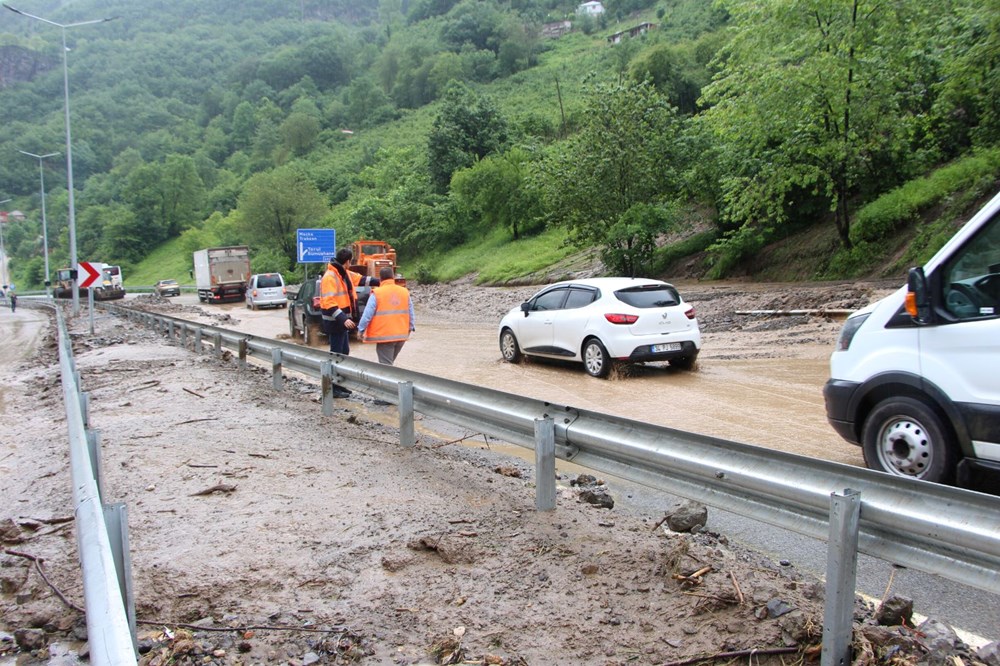 Trabzon-Gümüşhane yolunu taş ve çamur kapattı: Ulaşım tek şeritten sağlanıyor - 14