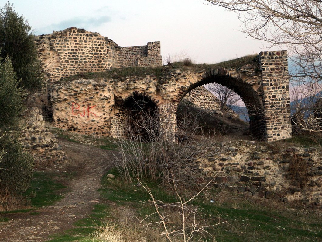 tarihi niksar kalesi nin yikik surlari yeniden yapilacak