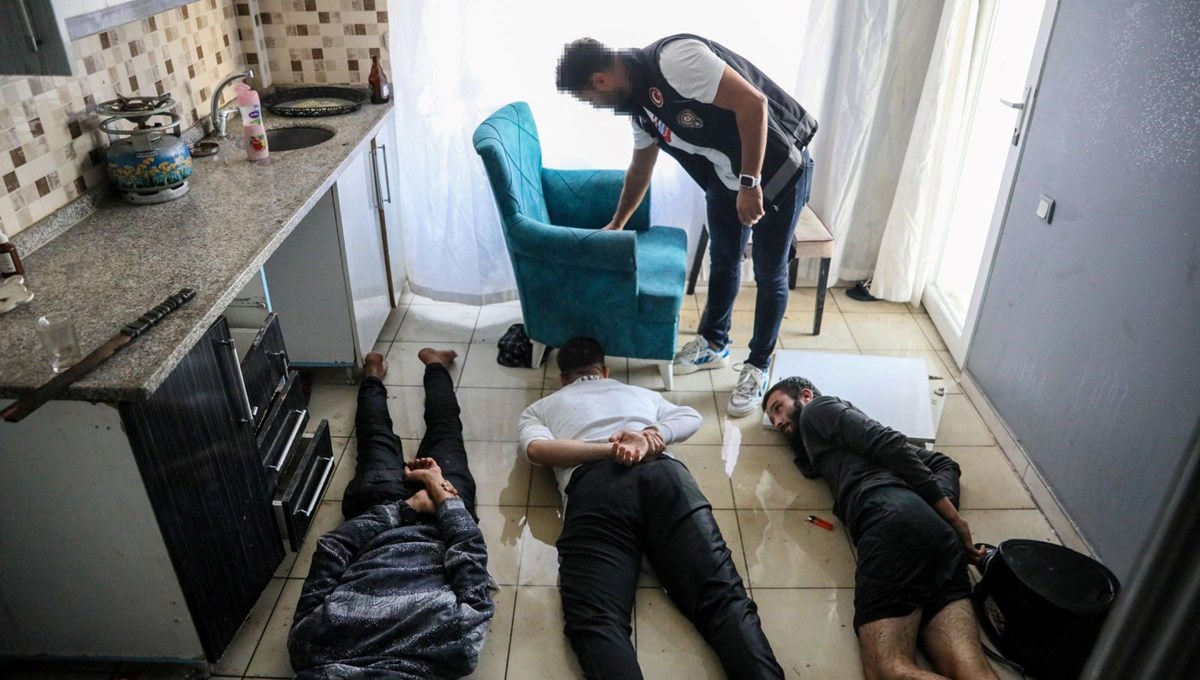 Uyuşturucu baskınında ilginç diyalog: “Temizlik yapıyorduk” Uyuşturucu baskınında ilginç diyalog: “Temizlik yapıyorduk”