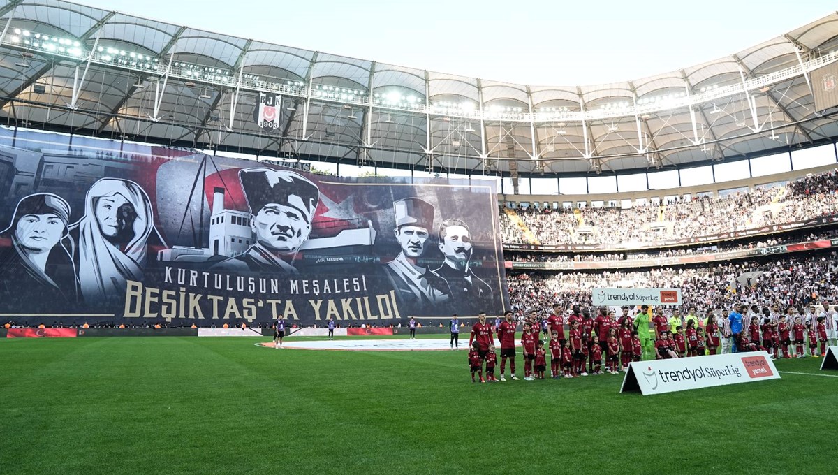 Beşiktaş tribünlerinden '19 Mayıs' pankartı
