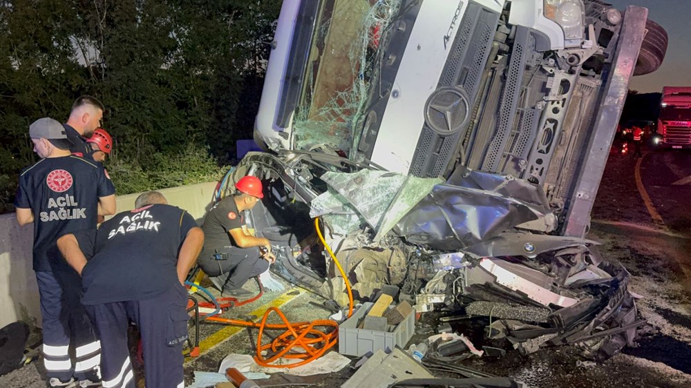 Önce otobüs ve otomobile çarptı, sonra başka bir otomobilin üzerine devrildi: TIR kazasında 1 kişi yaralandı - 2