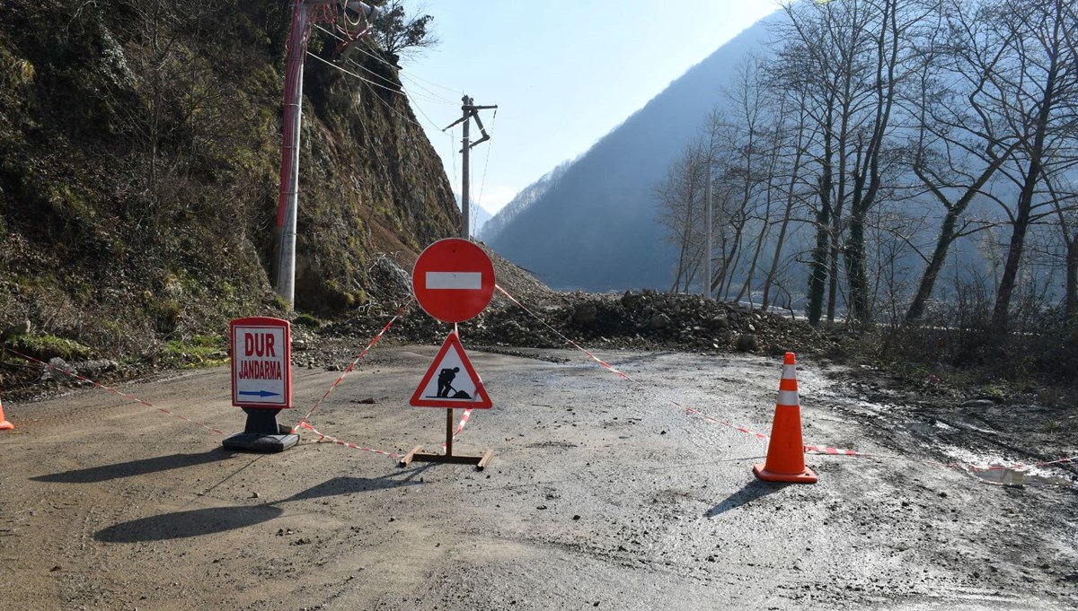 Düzce'de heyelan yolu kapattı: Çalışmalar sürüyor