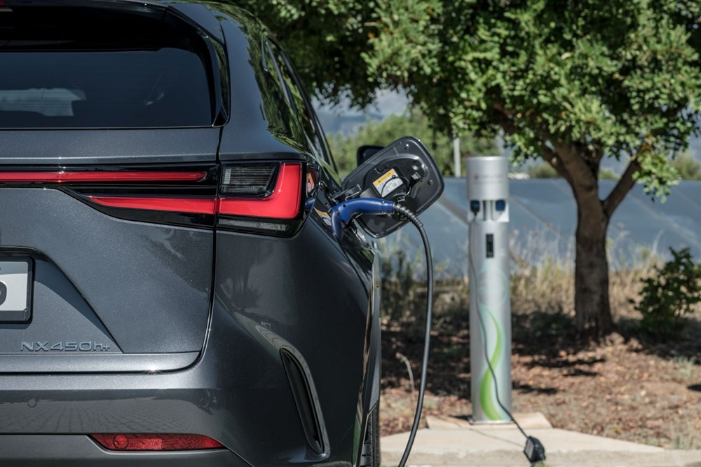 Lexus'ta yeni dönem: İlk plug-in hibrit modelini tanıttı - 21