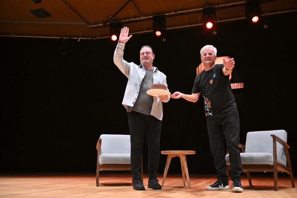 Cem Yılmaz ağabeyi Can Yılmaz'ın yaş gününü sahnede kutladı - 2