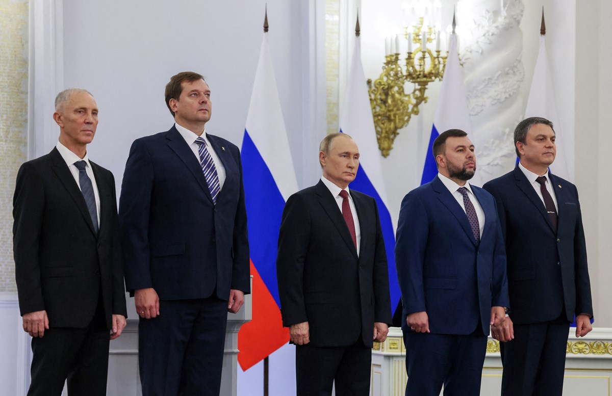Rusya Devlet Başkanı Putin, imza töreninin ardından ilhak edilen bölgelere atadığı liderlerle birlikte poz verdi.